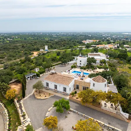 Dois Moinhos Do Vento, Villa