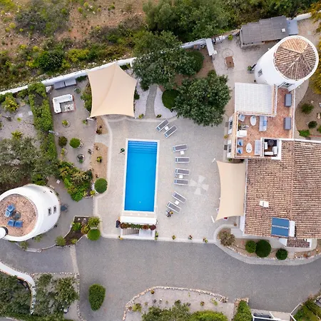 Dois Moinhos Do Vento, Villa Santo Estêvão